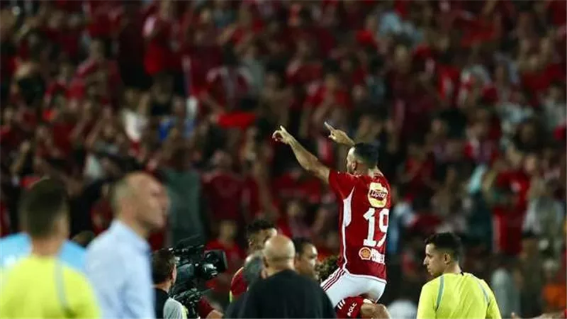 أفشة جالهم بالقاضية.. نجم الأهلي يسخر من تشجيع جماهير الزمالك لـ بيراميدز