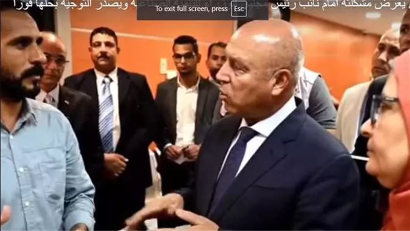بسبب العسل الأسود.. تفاصيل انفعال كامل الوزير على الموظفين في وزارة الصناعة | فيديو