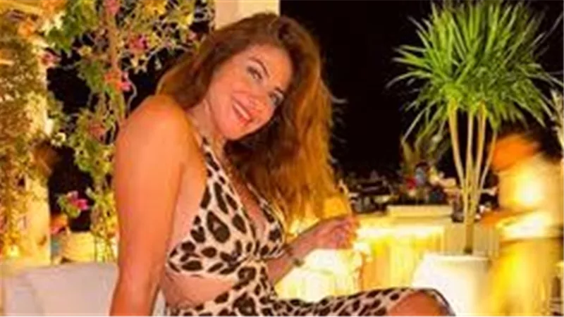 أحمر جريء.. هيدي كرم تشعل السوشيال ميديا بفيديو جديد | شاهد