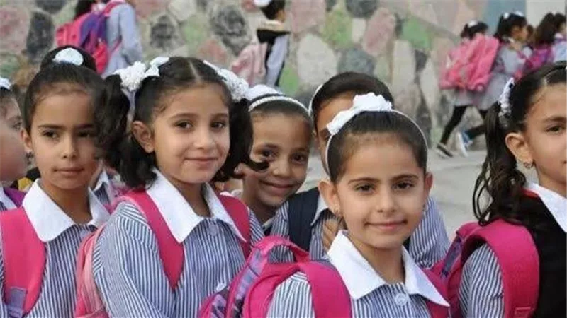 خلال العام الدراسي الجديد.. حقيقة إلغاء إجازة السبت وتطبيق نظام الفترتين في المدارس 