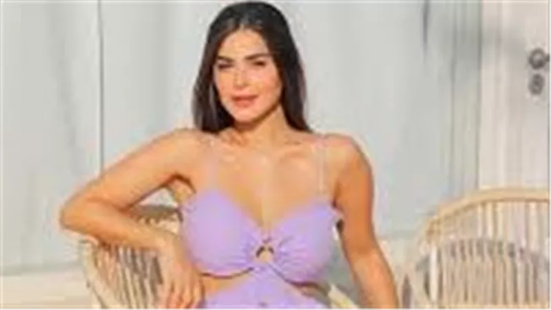 بنطلون غريب وبطن مكشوف.. رانيا منصور تشعل السوشيال ميديا بهذه الإطلالة | شاهد