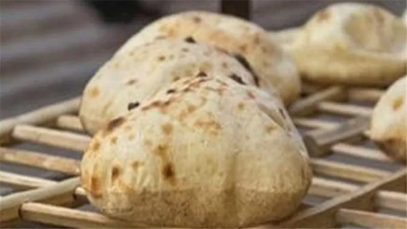 هل يرتفع سعر رغيف الخبز المدعم بعد زيادة البنزين والسولار؟