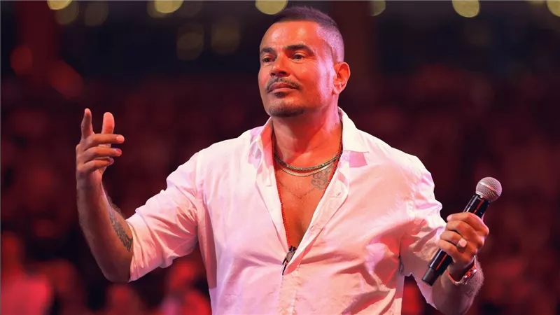 لوك غريب.. عمرو دياب يثير الجدل بظهوره الأخير في السعودية | شاهد