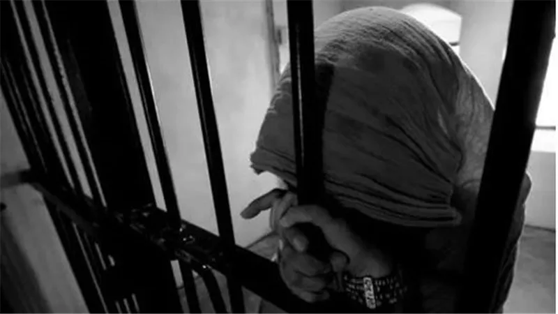ضربوه بماسورة.. تفاصيل خناقة مساجين داخل حجز قسم شرطة النزهة