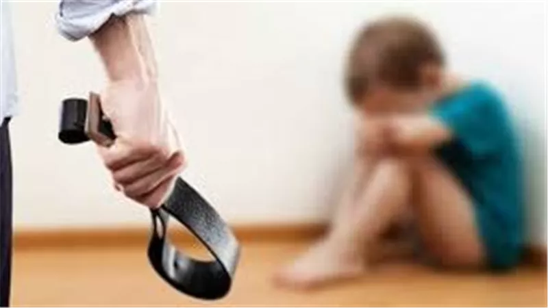 أب بلا قلب.. ربط ابنه بمروحة السقف وسكب عليه بنزين وقيده بالجـ نازير فمات 