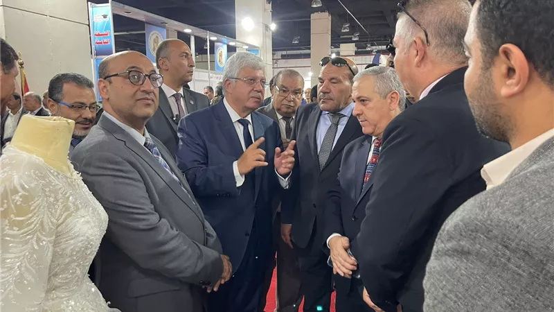 وزير التعليم العالي ورئيس الهيئة الوطنية للصحافة يتفقدان معرض اخبار اليوم التعليمي