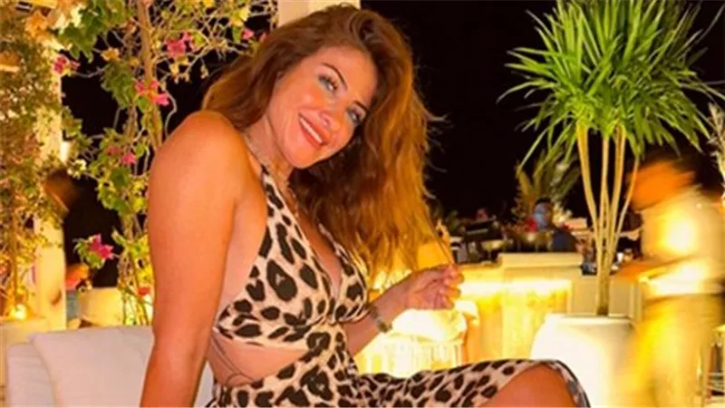 في حمام السباحة.. هيدي كرم تشعل السوشيال ميديا بإطلالة جديدة | شاهد