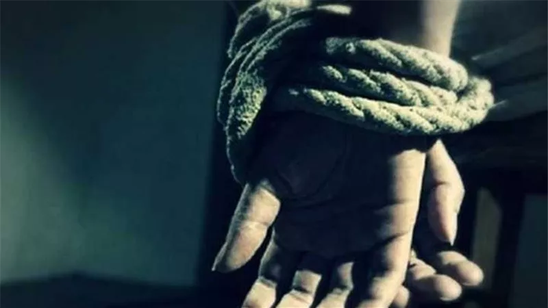 اتفقت مع ابنها.. خطة شيطانية من زوجة سوهاجية لابتزاز زوجها ماليا