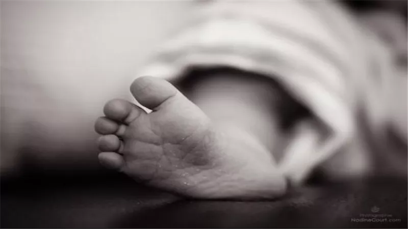 تفاصيل مأساوية.. أم تركت جثة طفلها ومسؤول ثلاجة مستشفى شهير باعه بـ400 جنيه