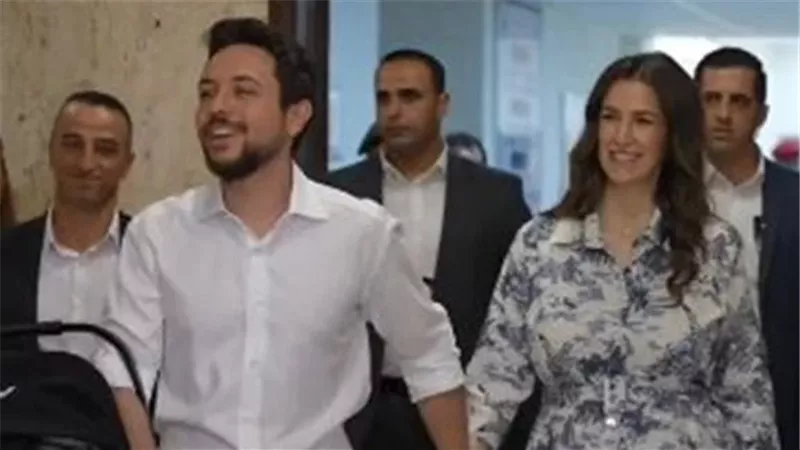 وهي تغادر المستشفى.. أول ظهور لـ الأميرة رجوة الحسين بعد إنجابها ابنتها إيمان | فيديو