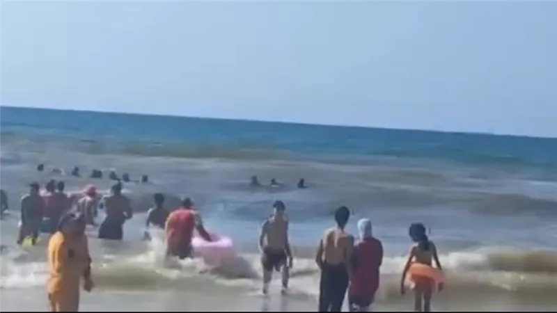 18 شخصًا صارعوا الموت لمدة 15 دقيقة.. ماذا حدث في شاطئ الهانوفيل بالإسكندرية؟ | فيديو