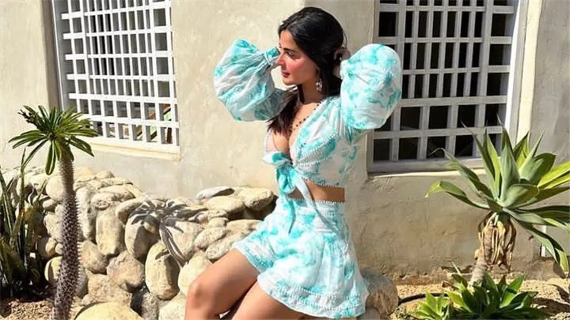 توب أبيض مكشوف البطن.. إطلالة مثيرة جديدة للفنانة رانيا منصور | شاهد 