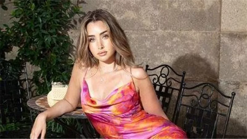 بالأحمر.. إطلالة صيفية جديدة للفنانة هنا الزاهد | شاهد