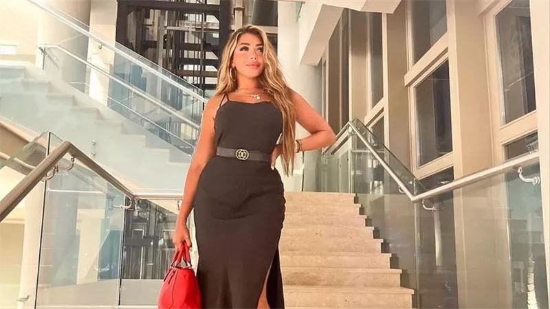 فستان البحر.. سارة سلامة تثير الجدل بهذه الإطلالة | شاهد
