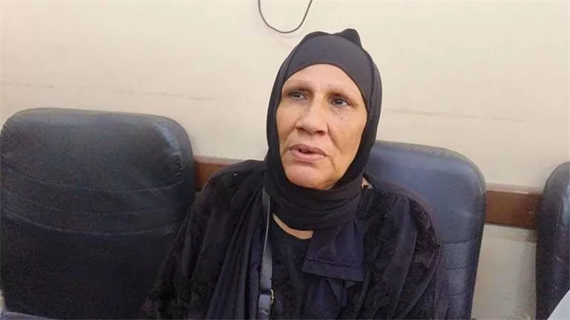 ما القصة؟.. أم تحتضن قاتل نجلها أثناء محاكمته فى الدقهلية وتطلب الصفح عنه