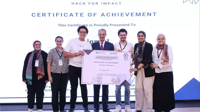 وزير الاتصالات يُكرم طلاب الجامعة الألمانية بالقاهرة الفائزين في هاكثون الذكاء الاصطناعي (صور)