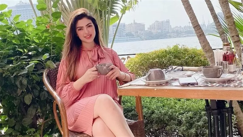بالأبيض.. ميرنا جميل تشعل السوشيال ميديا بهذه الإطلالة | شاهد