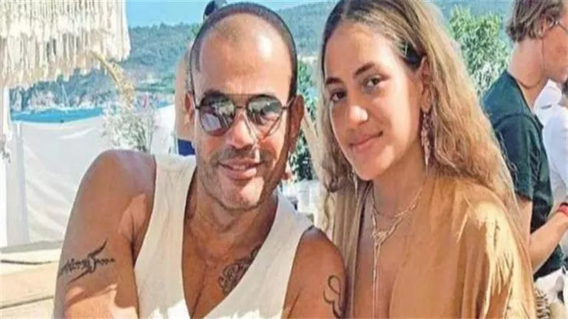 بالشورت.. ابنة عمرو دياب تثير الجدل بإطلالتها في الأهرامات | شاهد