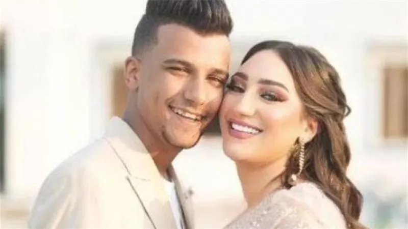 منهارة بسبب حبسه.. صور جمعت عصام صاصا وزوجته | شاهد