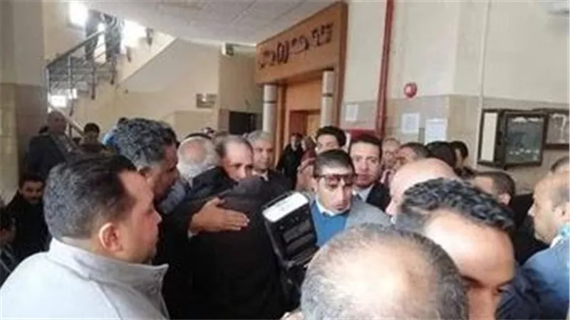 «طلب سندوتشات قبل الجلسة».. ماذا حدث في محاكمة أحمد فتوح في مرسى مطروح؟| فيديو