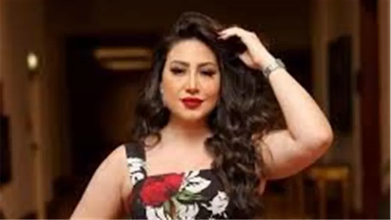 فستان ضيق.. إطلالات جريئة للفنانة بوسي بالساحل الشمالي | شاهد
