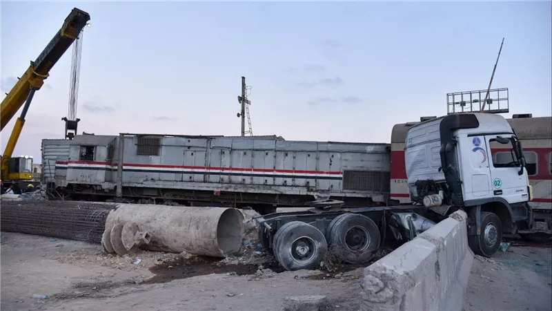 التفاصيل الكاملة لحادث تصادم قطار بعدد من السيارات بمزلقان مطار برج العرب | صور