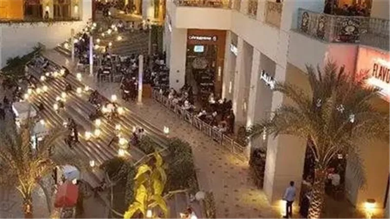 تجردت من ملابسها وتبولت وسط الناس.. أجنبية ترتكب فعلا فاضحا في مول شهير بالشيخ زايد 