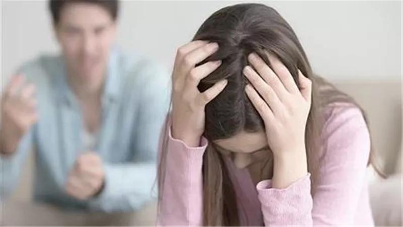 بيخوني مع معدة البرنامج..مذيعة شهيرة تخلع زوجها في محكمة الأسرة 