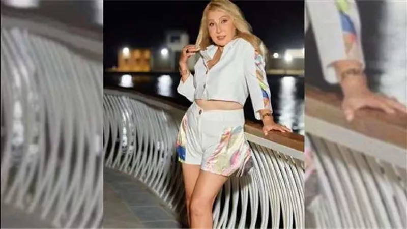 بالشورت.. نادية الجندي تشعل السوشيال ميديا بملابسها في الساحل | شاهد