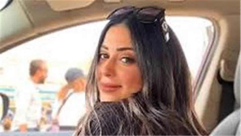 داخل البحر.. ميرنا نور الدين تثير الجدل بملابسها | شاهد