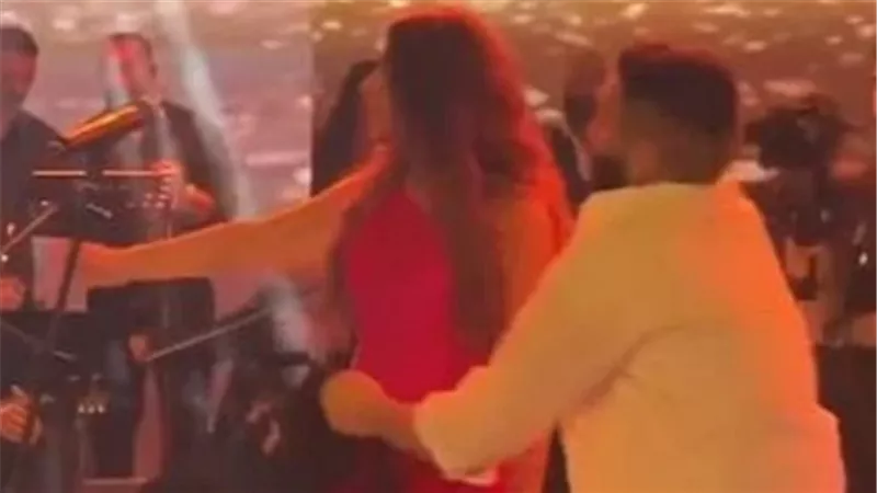 حضنها على المسرح.. رد فعل نجوى كرم على اقتحام معجب لحفلها في سوريا | شاهد