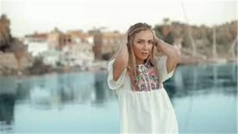 ريم البارودي تخطف الأنظار بإطلالة مثيرة | شاهد