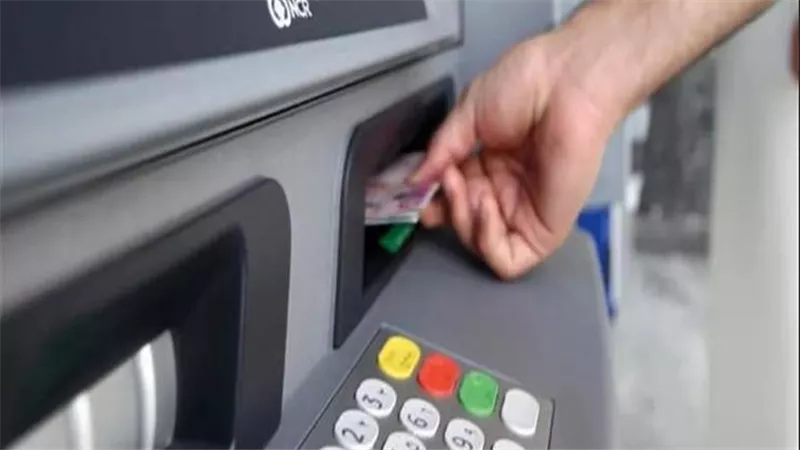 رسوم السحب والاستعلام عن الرصيد من ماكينات ATM في 8 بنوك