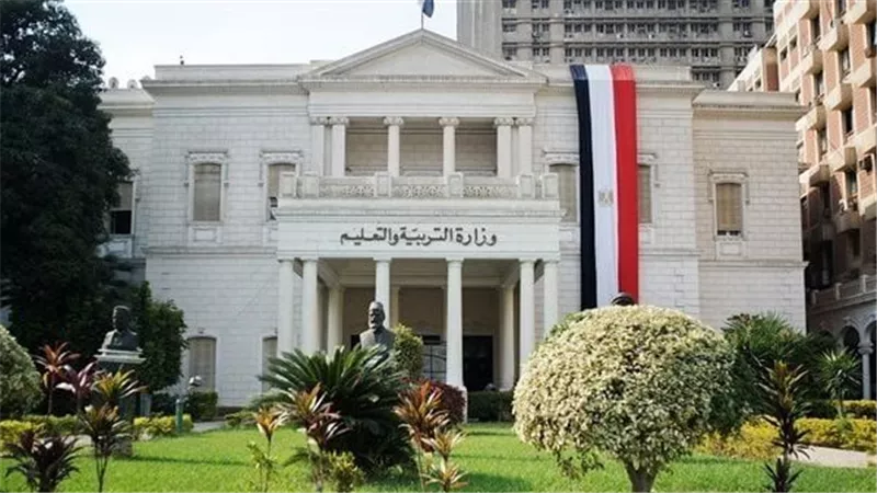 التعليم تكشف حقيقة الصور المسربة لكتاب العلوم المتكاملة المقرر تدريسه لأولى ثانوي