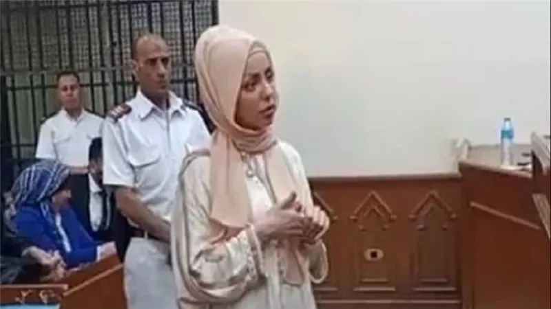 خنقت طفلتها.. قرار جديد بشأن مُحاكمة مضيفة طيران تونسية بالقاهرة