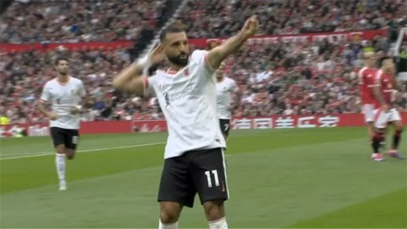 تميمة الحظ.. ماذا فعل محمد صلاح ليمنح مشجعا إنجليزيا مليون جنيه إسترليني؟