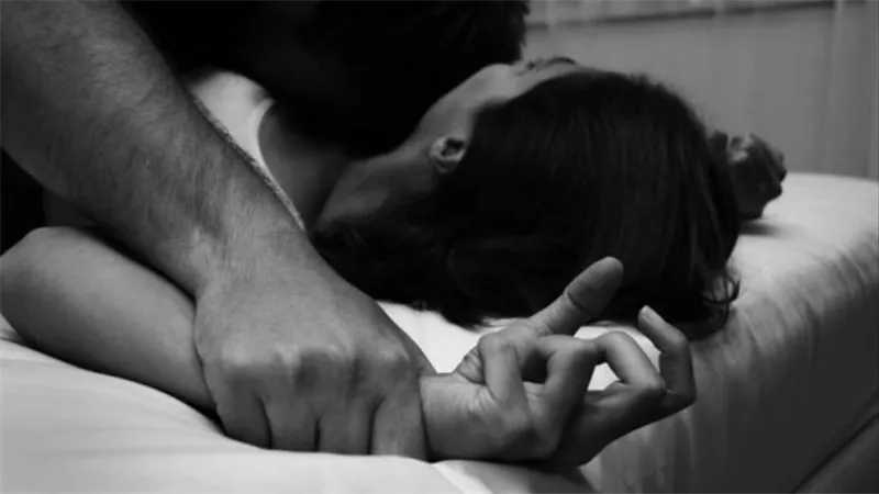 ابنته لم تسلم من شره.. تطورات صادمة في اتهام عجوز بتخدير زوجته ودعوة 80 رجلًا لاغتصابها