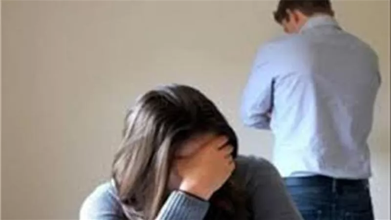 بيبعت صور إباحية للستات على الفيسبوك..بسمة تطلب خلع زوجها في محكمة الأسرة