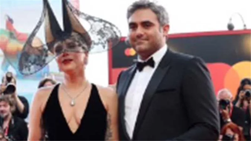 ليدي جاجا تُثير ضجة في «مهرجان فينيسيا السينمائي» بسبب إطلالتها الغريبة مع خطيبها