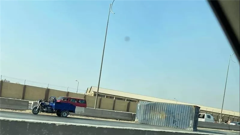 مصرع شخص وإصابة 4 في حادث تصادم بالطريق الأوسطي