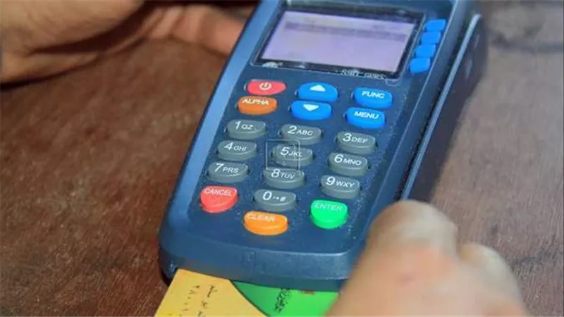 الحكومة تحسم الجدل.. هل امتلاك أكثر من هاتف محمول وانترنت يستوجب الحذف من البطاقات التموينية؟