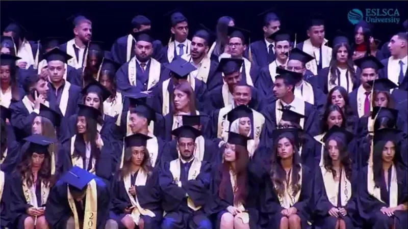 جامعة اسلسكا تحتفل بتخريج دفعة جديدة من كليتي إدارة الأعمال والحاسبات (صور)