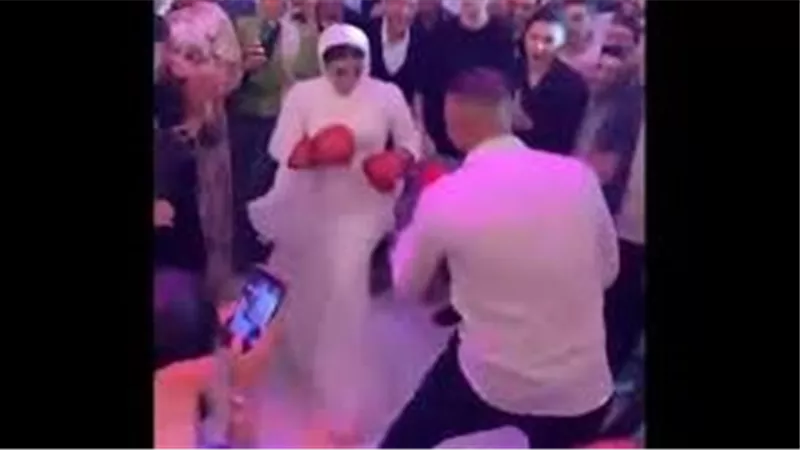 ملاكمة على طريقة عجين الفلاحة.. العريس والعروسة ضربوا بعض في قلب الفرح | فيديو 