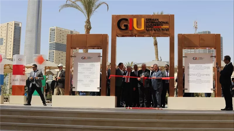 الرئيس الألماني يقص شريط بوابة الأمل بالجامعة الألمانية الدولية ويلتقط صورا تذكارية مع الطلاب 
