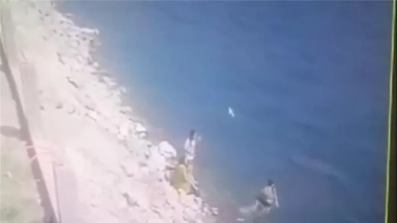 مشاهد تحبس الأنفاس.. لحظة غرق طفلة في نيل أسيوط ونجاة أمها بأعجوبة | فيديو 