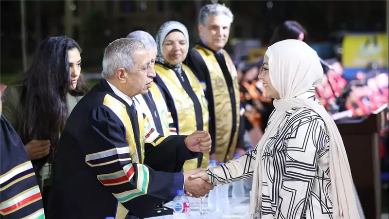 « أيقونة الإرادة ».. تكريم سارة سمير بنت مصر الموهوبة على منصة التخرج بالأكاديمية العربية
