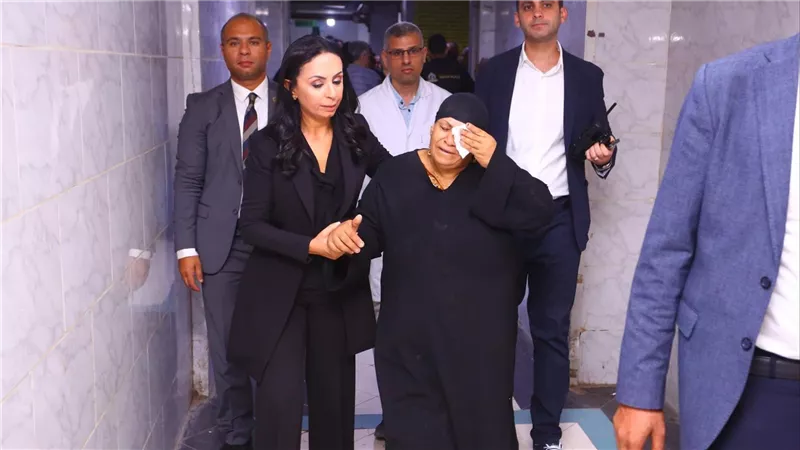 عايزة بناتي يتدفنوا سوا.. ماذا قالت والدة ضحايا حادث قطاري الزقازيق لمايا مرسى؟