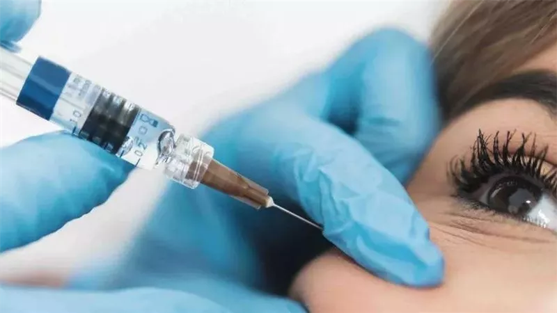 مهووسة بجمالها وبوظته بحقنة فيلر.. جمال يطلب تطليق زوجته في محكمة الأسرة