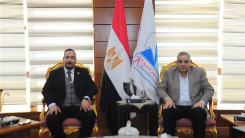 رئيس جامعة كفر الشيخ يستقبل رئيس مصنع كيم تك للأجهزة العلمية والمعملية لبحث سبل التعاون