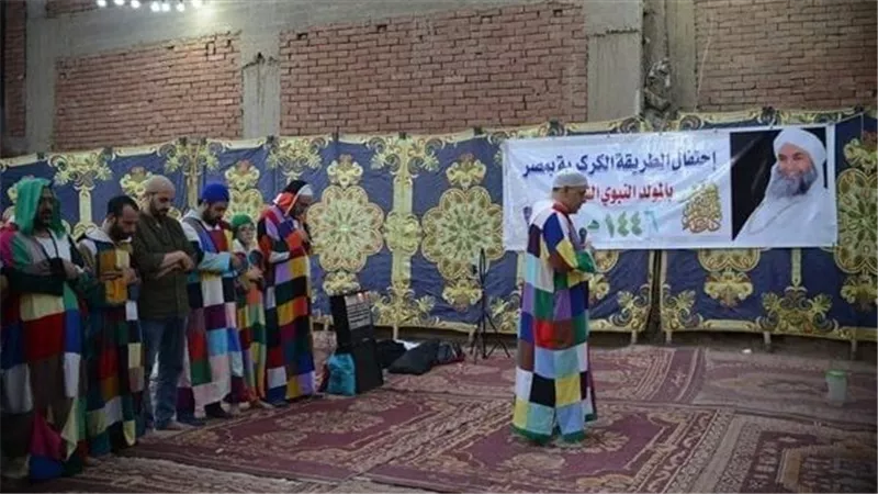 لبس غريب أثار الجدل.. سر الملابس المرقعة لـ الطريقة الكركرية | شاهد